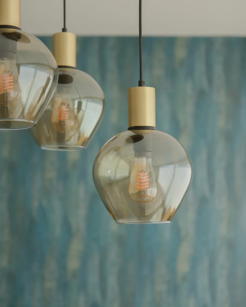 Stijlvolle glazen messing lampen in de woonkamer